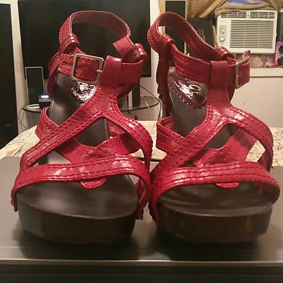 Rouge Helium Heels - Picture 4 of 4